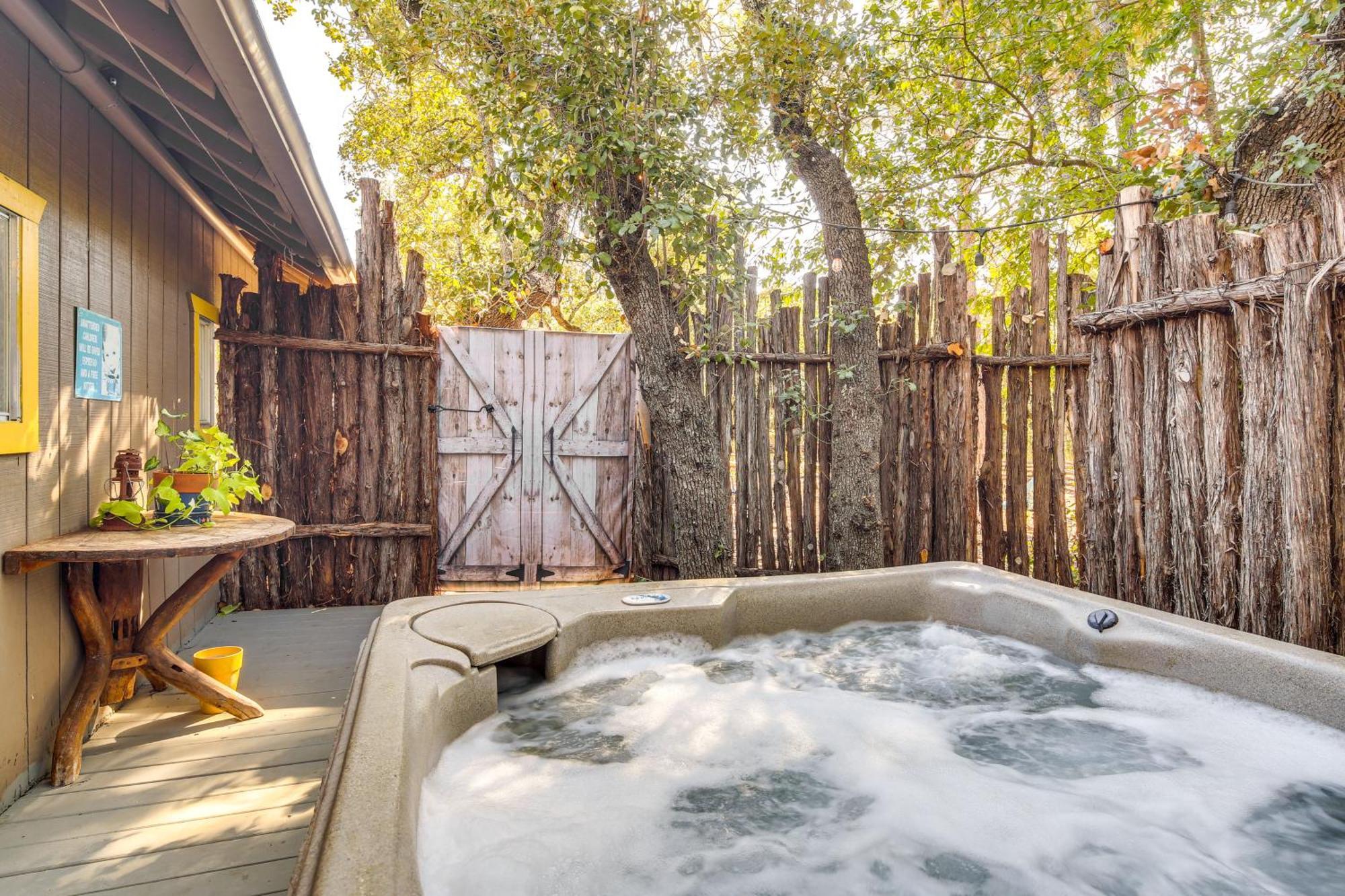 Pet-Friendly Wimberley Cabin With Fire Pit And Hot Tub Esterno foto