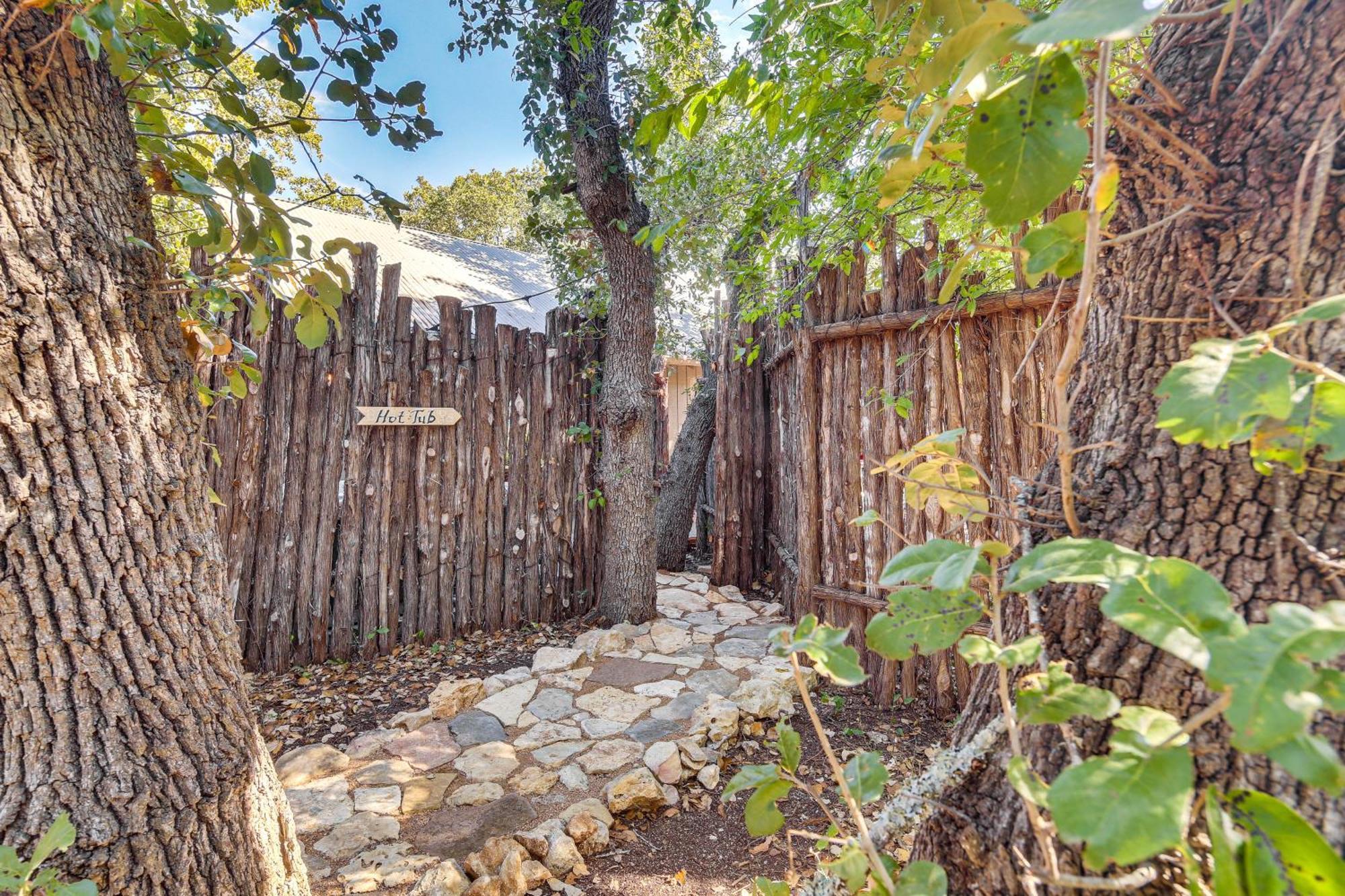 Pet-Friendly Wimberley Cabin With Fire Pit And Hot Tub Esterno foto